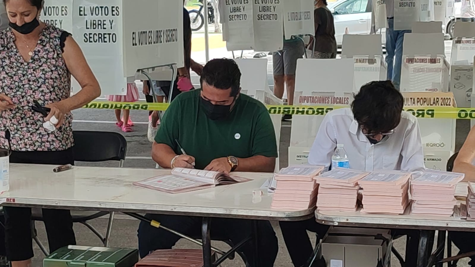 Cinco policías intentaron votar en la casilla especial, pero se atrasaron con la firma de boletas Cinco policías intentaron votar en la casilla especial, pero se atrasaron con la firma de boletas