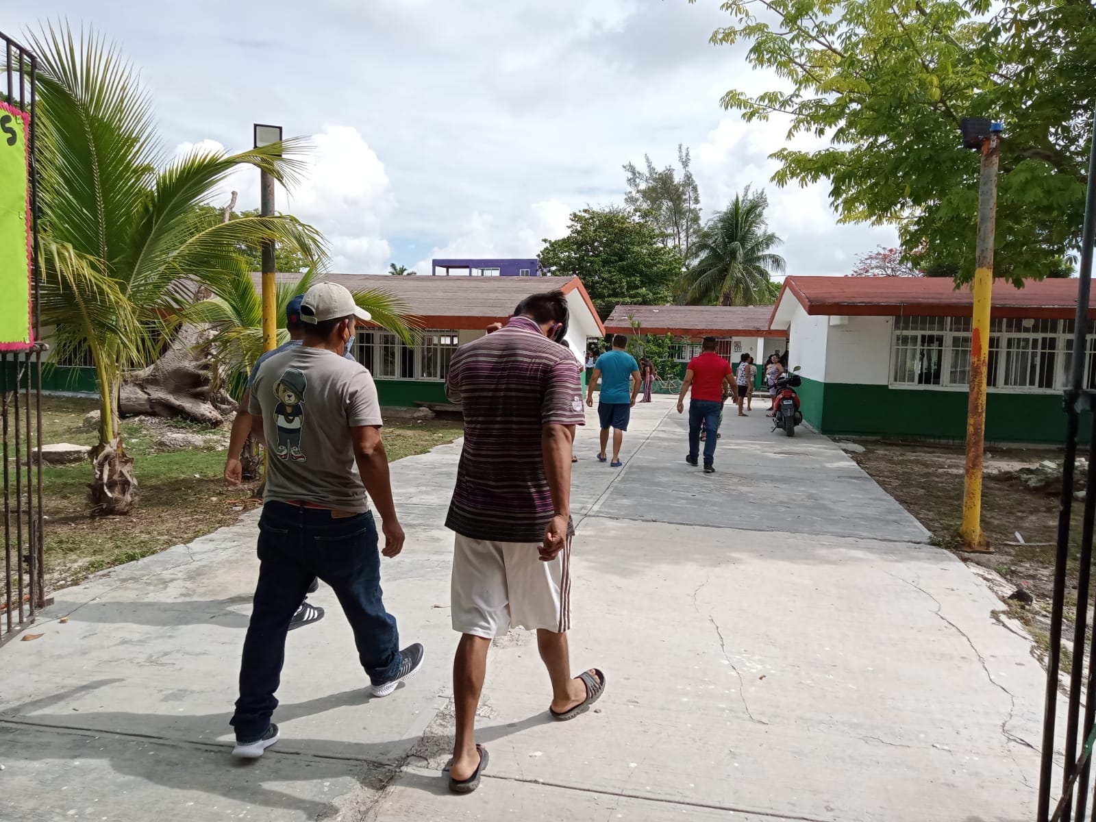 Varias personas acudieron a emitir su voto este domingo para elegir al próximo gobernador Varias personas acudieron a emitir su voto este domingo para elegir al próximo gobernador