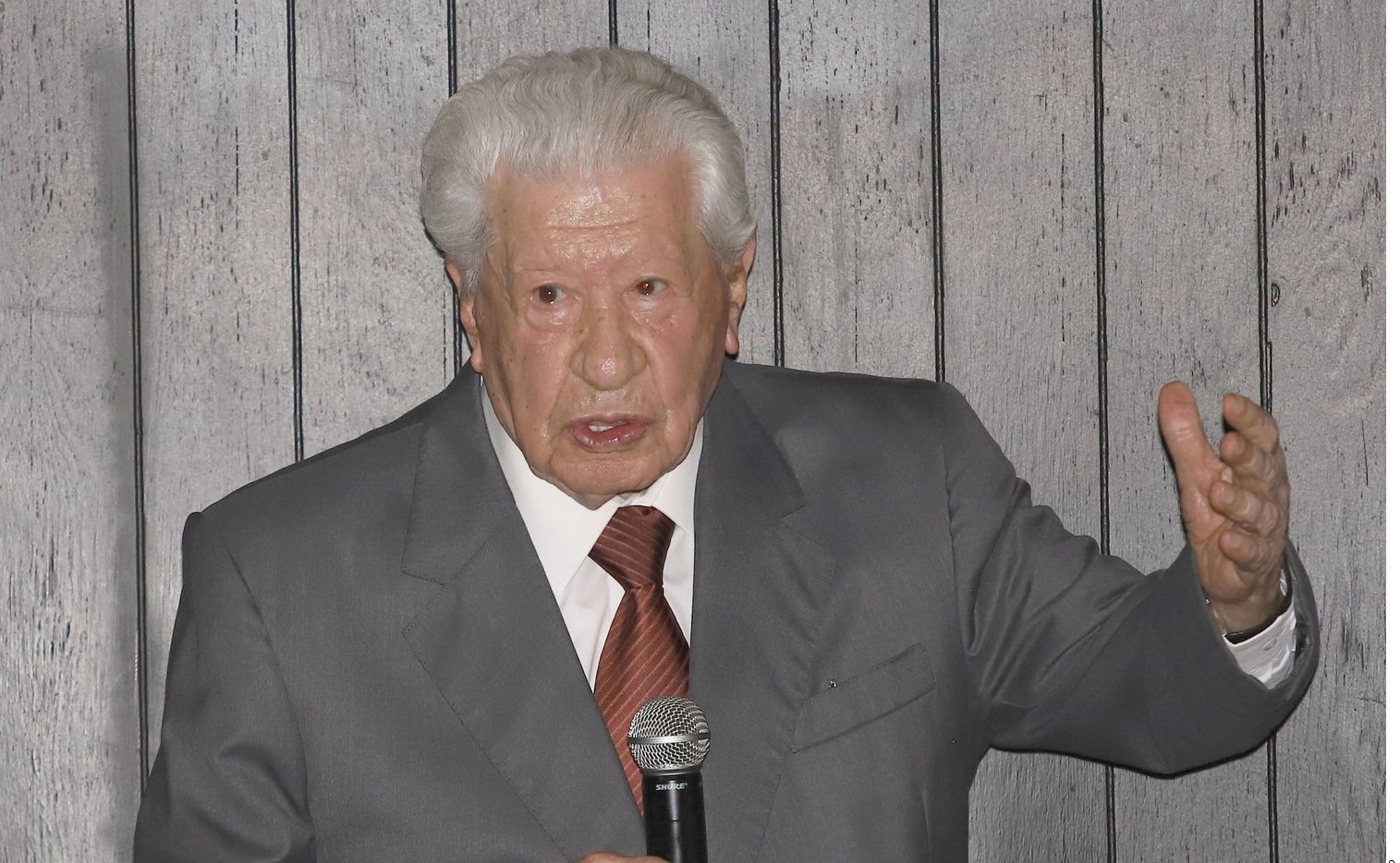 El actor, de 97 años, agradeció a sus seguidores por estar al pendiente de su estado de salud
