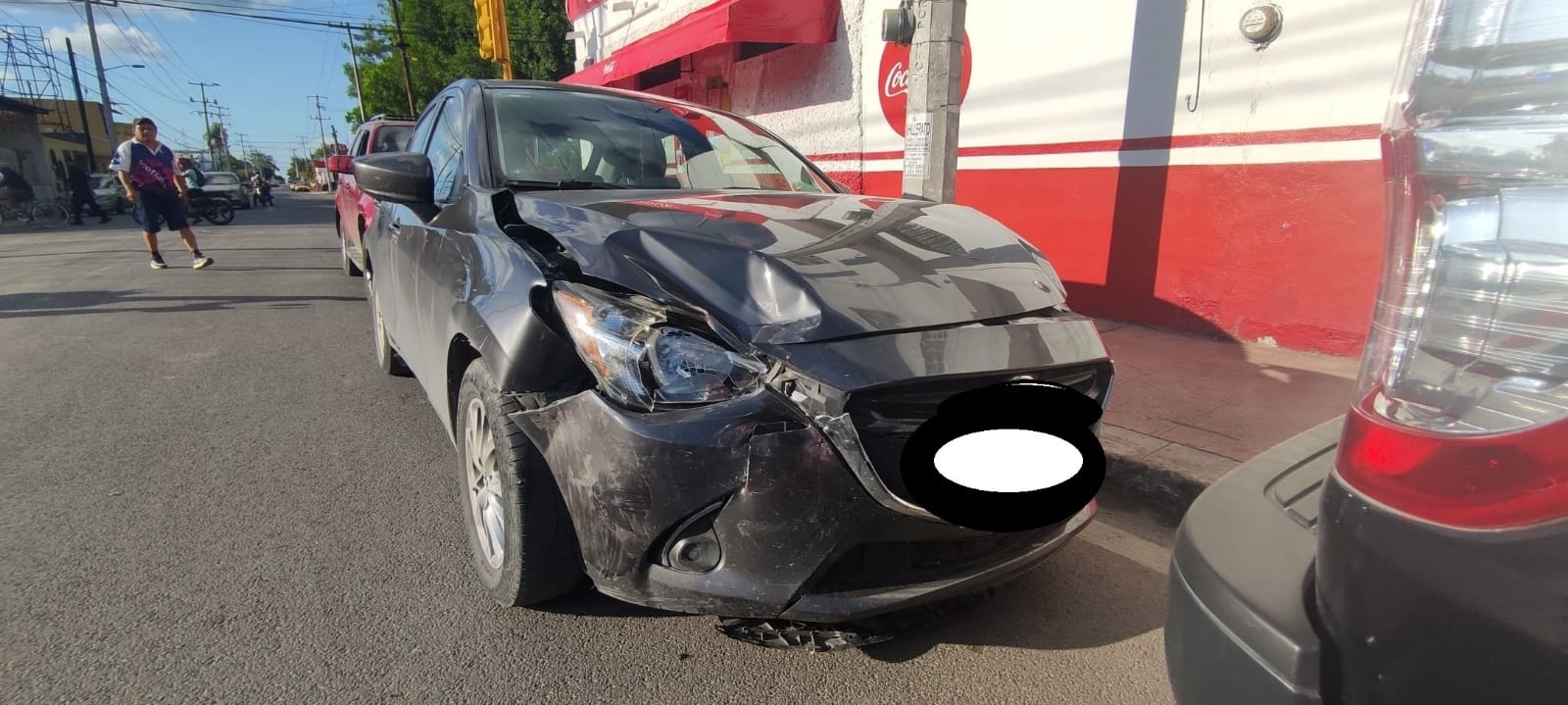 Uno de los vehículos implicados en el accidente de tránsito terminó con graves daños