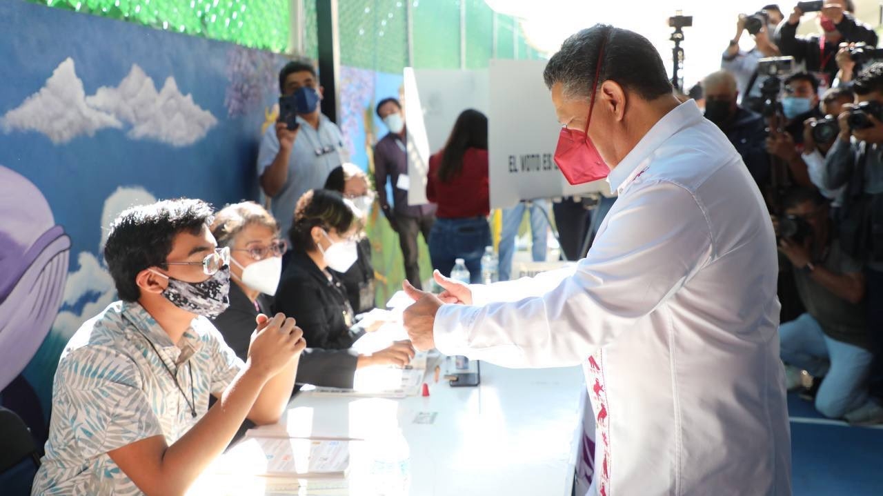 Candidato de la coalición 'Juntos Hacemos Historia' se presentó a emitir su voto en una casilla de Pachuca. Foto: @juliomenchaca