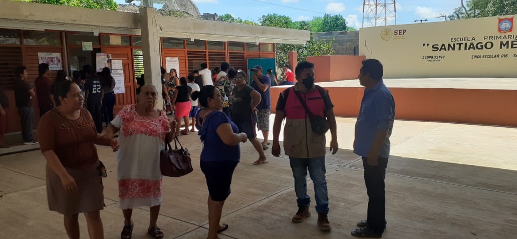 Dos personas que presuntamente iban a encuestar durante las elecciones fueron echadas de las casillas por los votantes Dos personas que presuntamente iban a encuestar durante las elecciones fueron echadas de las casillas por los votantes