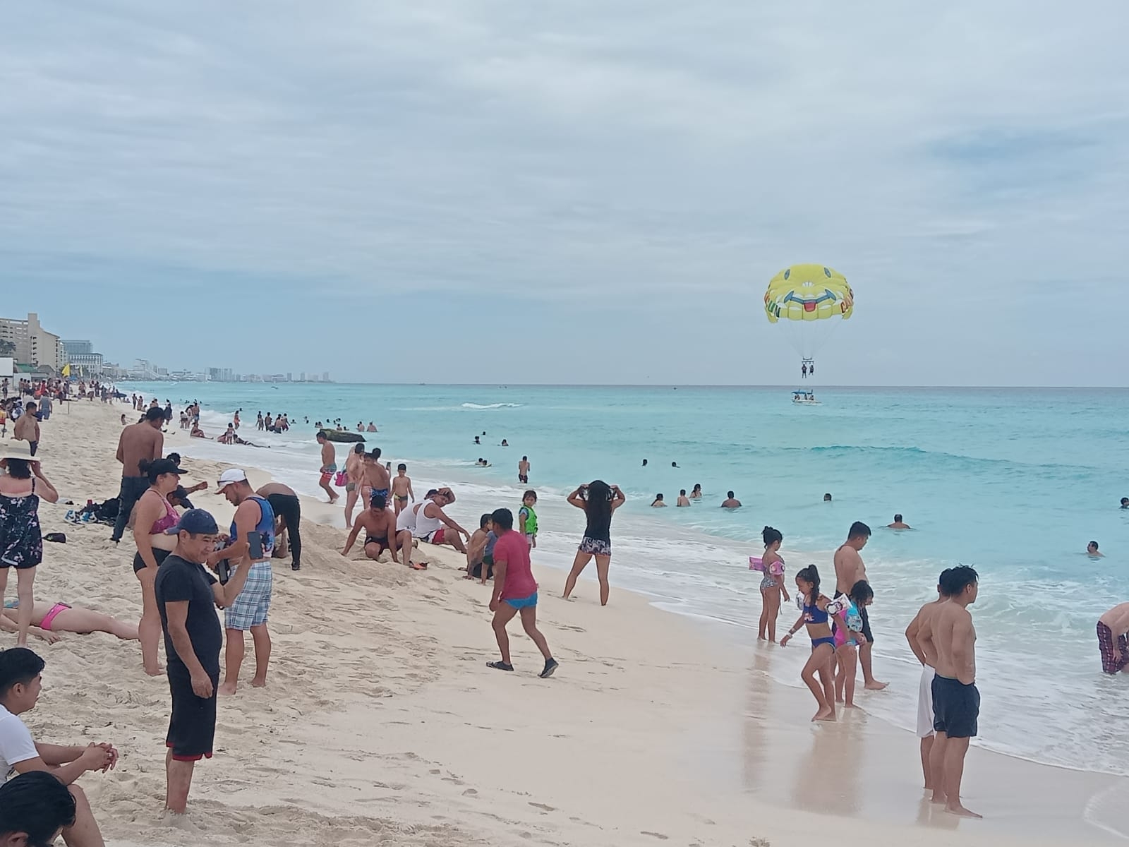 Bañistas visitan las playas de Cancún durante este domingo de elecciones Bañistas visitan las playas de Cancún durante este domingo de elecciones