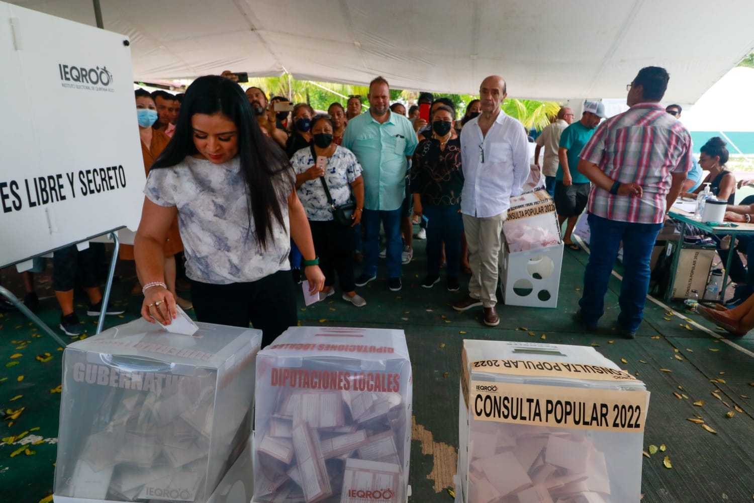 La alcaldesa de Puerto Morelos, Blanca Merari Tziu Muñoz, acudió a votar este domingo