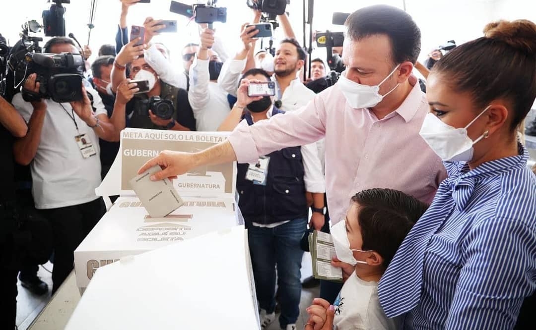 Estaban Villegas acudió a la capital del estado a emitir su voto acompañado de su familia. Foto: @EVillegasV