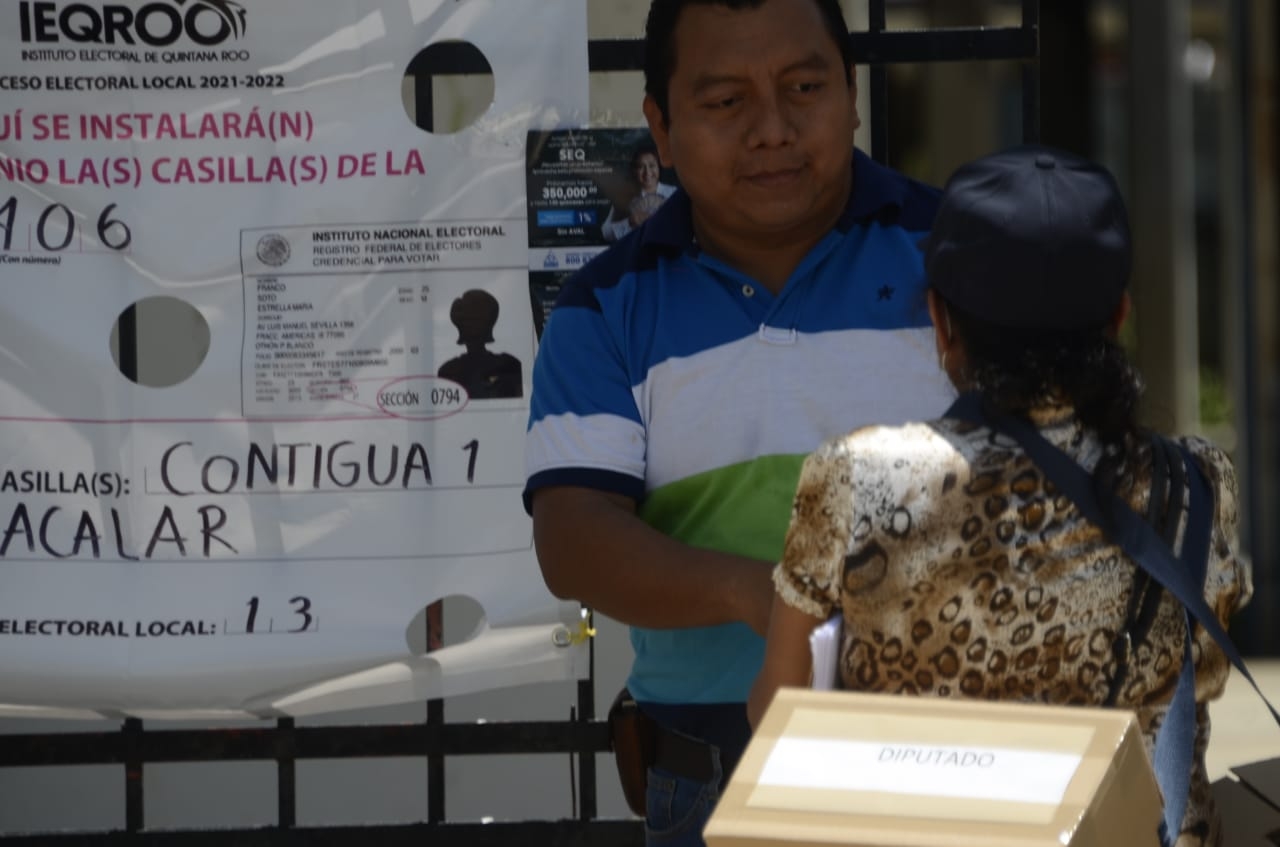 Los encuestadores se paraban afuera de las casillas para realizar su ejercicio, lo que confundió a los votantes de Bacalar durante las elecciones en Quintana Roo Los encuestadores se paraban afuera de las casillas para realizar su ejercicio, lo que confundió a los votantes de Bacalar durante las elecciones en Quintana Roo