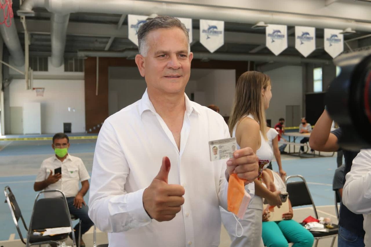 Arturo Diez de Movimiento Ciudadano se presentó a votar acompañado de su familia. Foto: @Arturo10Gtz