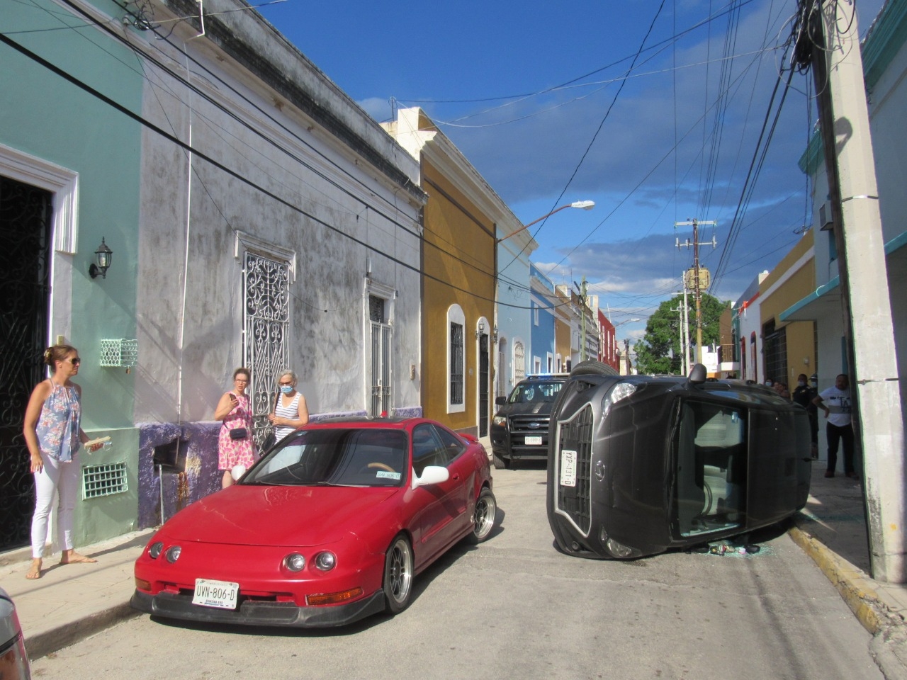 Un auto de lujo volcó en el Centro de Mérida Un auto de lujo volcó en el Centro de Mérida