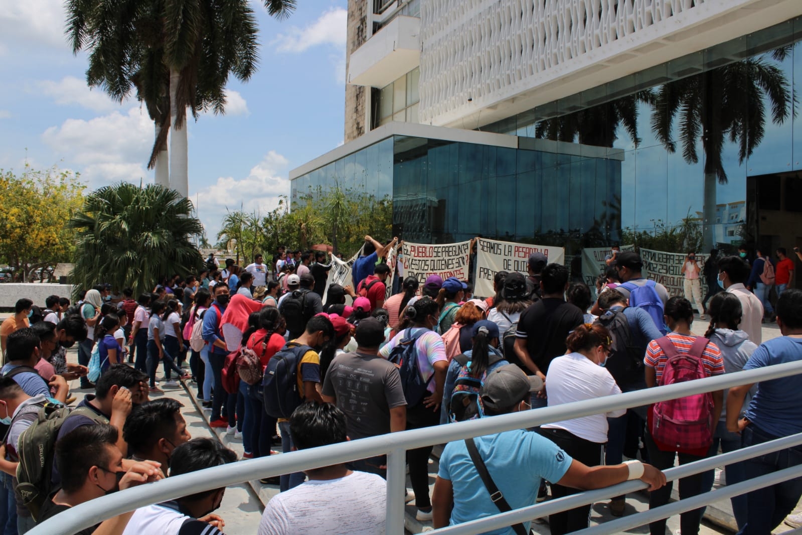 Normalistas de Hecelchakán se reunieron en el Palacio de Gobierno de Campeche para hablar con Layda Sansores