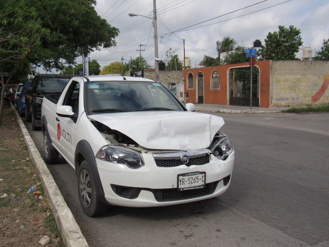 La parte del frente de la camioneta resultó gravemente dañada La parte del frente de la camioneta resultó gravemente dañada
