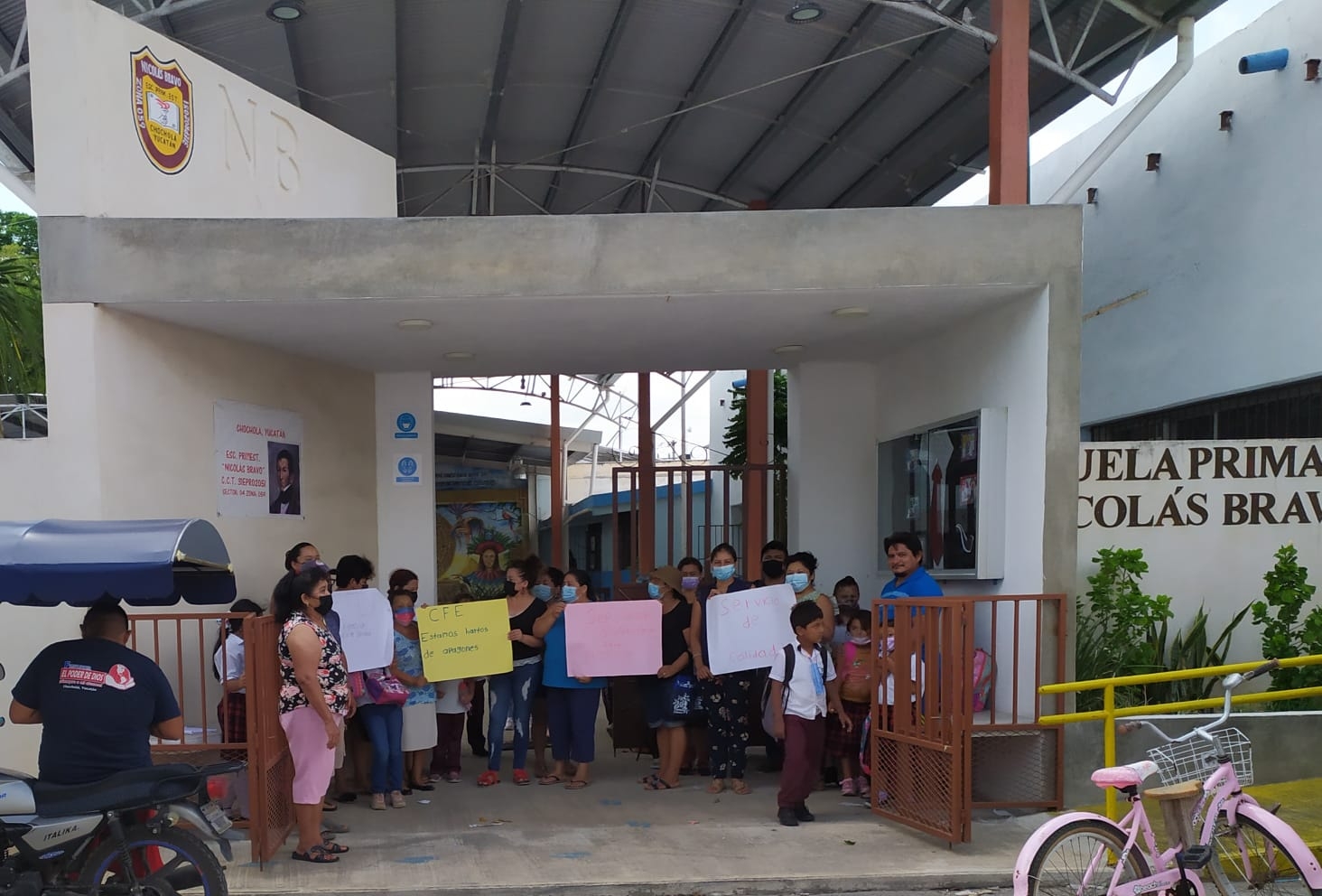 Padres de familia pidieron a la CFE, Segey y SEP que resuelva los problemas en la escuela primaria de Chocholá