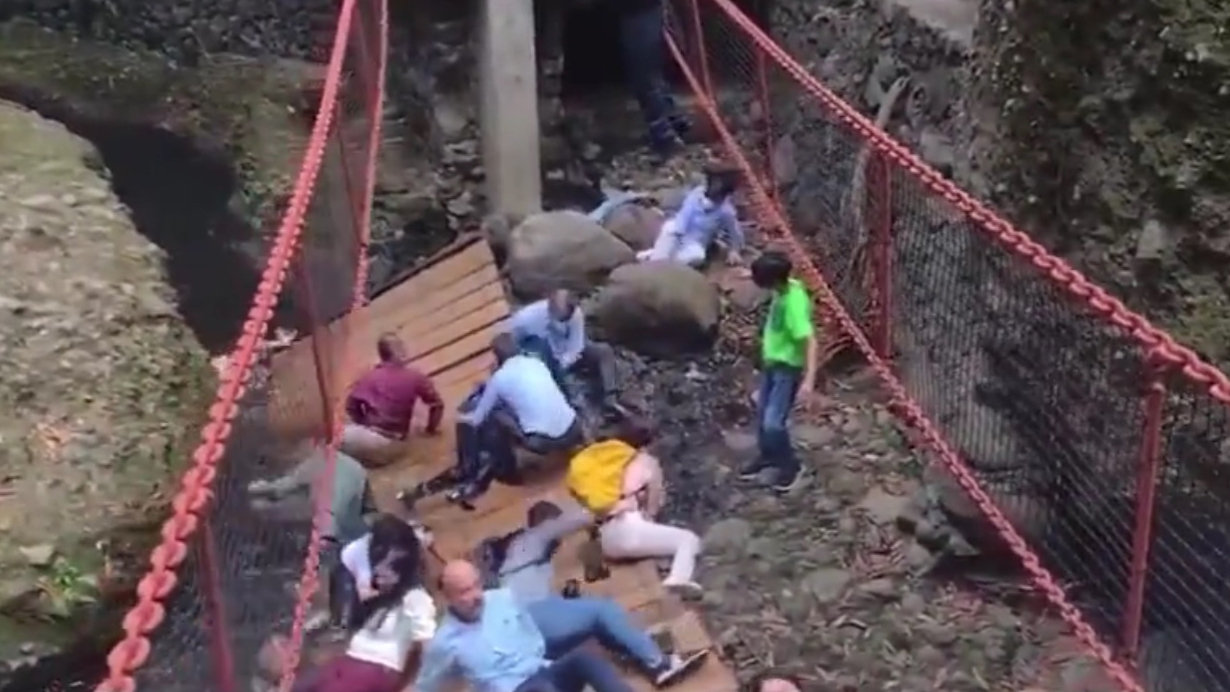 El puente se vino abajo cuando el Alcalde de Cuernavaca y otros funcionarios pasaban sobre él El puente se vino abajo cuando el Alcalde de Cuernavaca y otros funcionarios pasaban sobre él