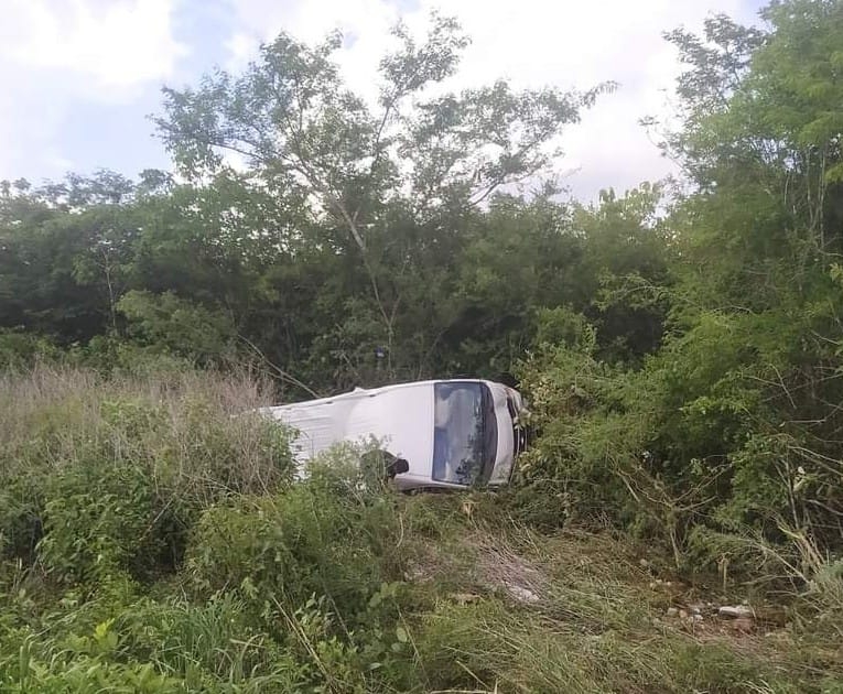 La camioneta dio varias vueltas hasta terminar dentro de la maleza