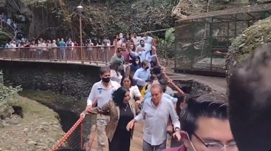 Un hombre de negro comenzó a brincar en el puente lo que provocó su colapsó. Foto: Especial Un hombre de negro comenzó a brincar en el puente lo que provocó su colapsó. Foto: Especial