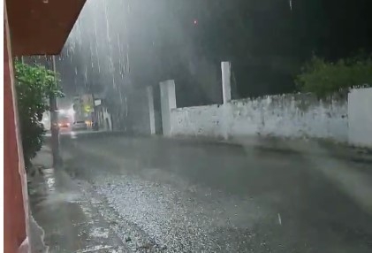 La lluvia inició alrededor de las 21:30 horas de este martes. Foto: Por Esto!
