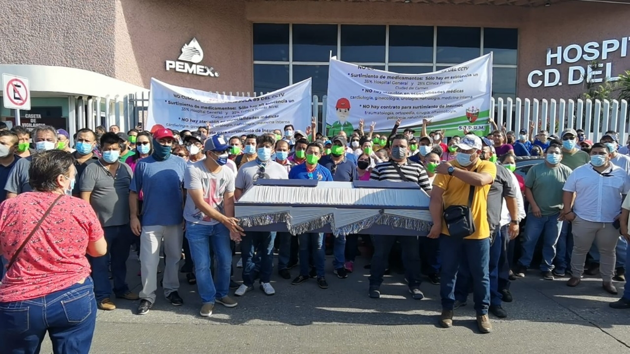 Petroleros llevaron un féretro a las afueras del Hospital de Pemex de Ciudad del Carmen para exigir mejor atención médica