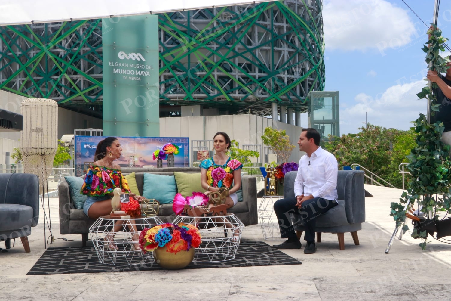 Mauricio Vila fue entrevistado por las conductoras de ¡Cuéntamelo Ya!, Cinthia Urías y Wendy Braga