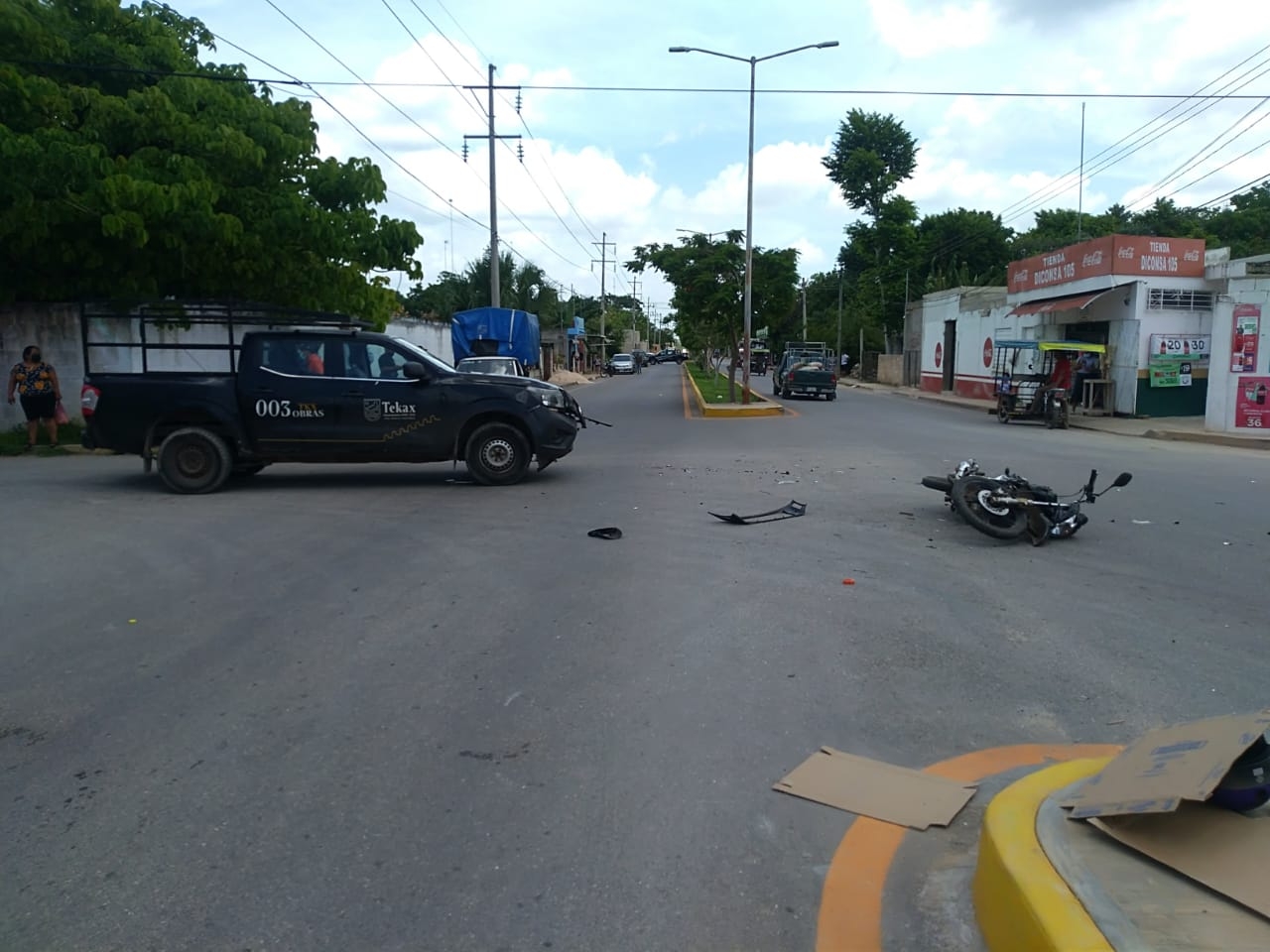 Dos personas en motocicleta fueron atropelladas por una camioneta de Obras Públicas del Ayuntamiento de Tekax Dos personas en motocicleta fueron atropelladas por una camioneta de Obras Públicas del Ayuntamiento de Tekax