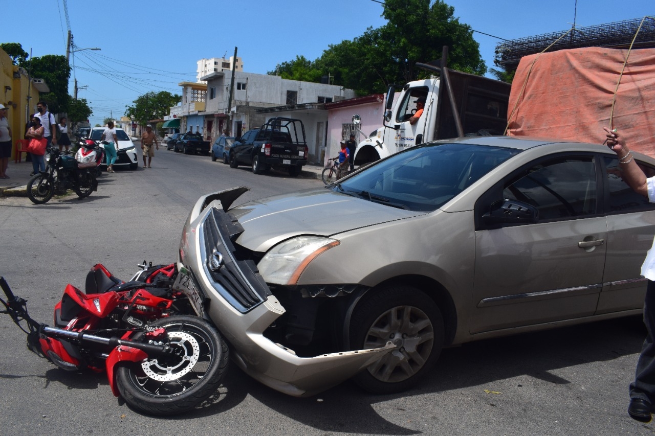 El automóvil impactó a la bicicleta a la motocicleta y causó heridas al conductor que era menor de edad El automóvil impactó a la bicicleta a la motocicleta y causó heridas al conductor que era menor de edad