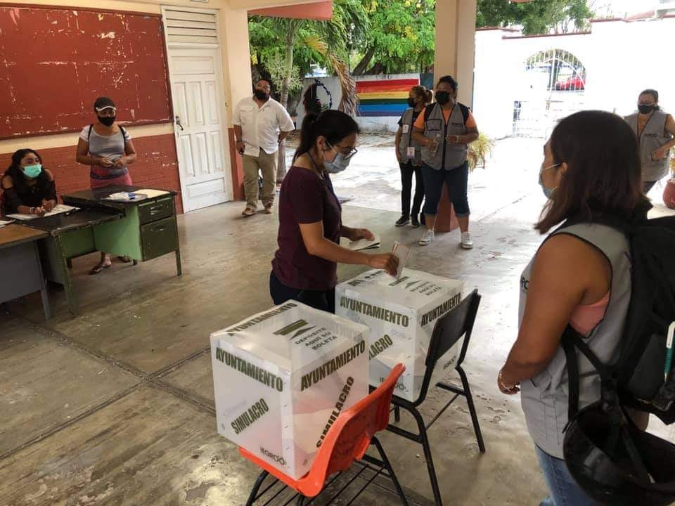 El consejero del IEQrro informó sobre las dos boletas falsas encontradas en un paquete. Foto: Landy Vera