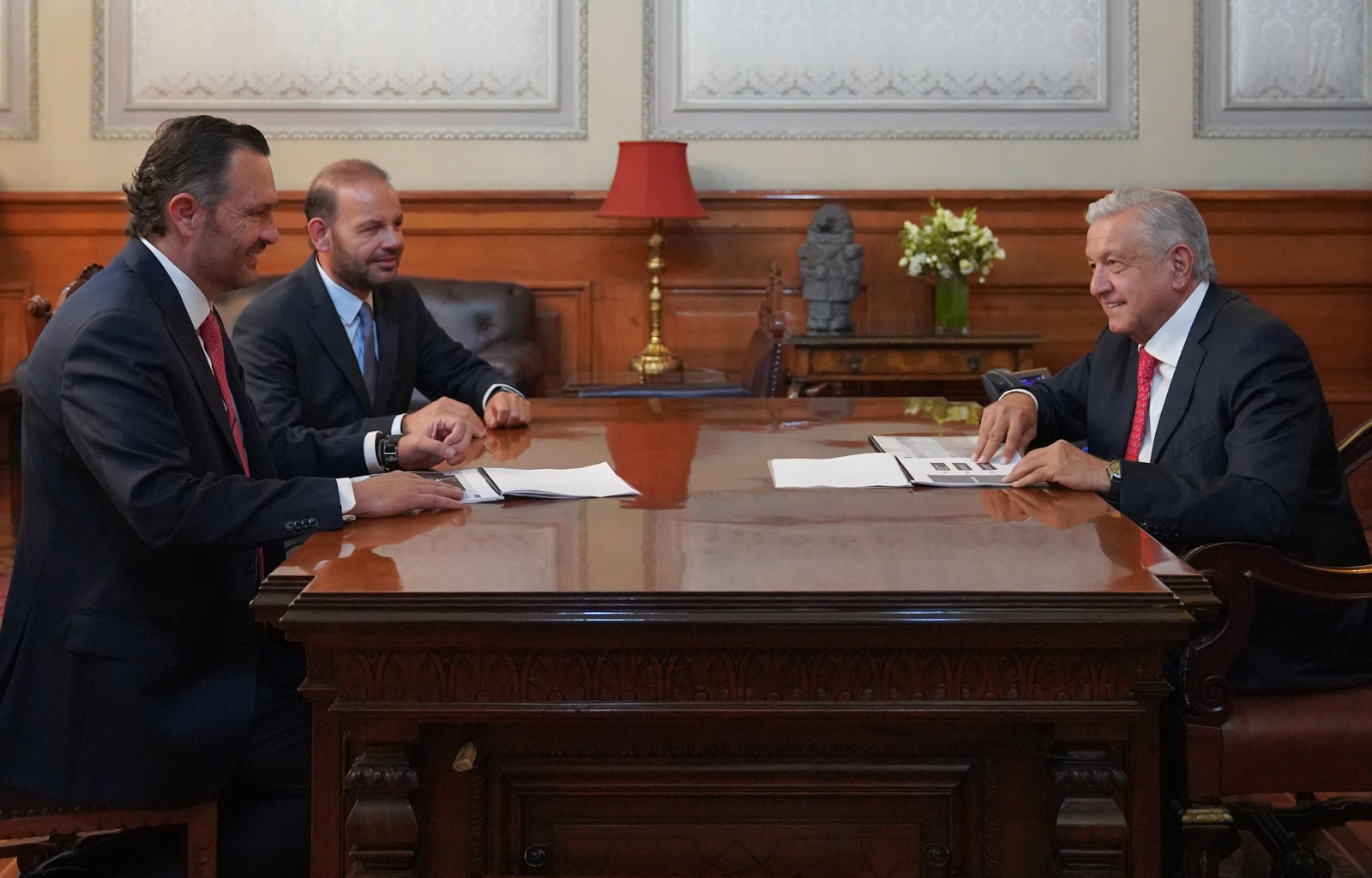 En sus redes sociales, AMLO publicó una fotografía junto a los funcionarios estatales, en Palacio Nacional