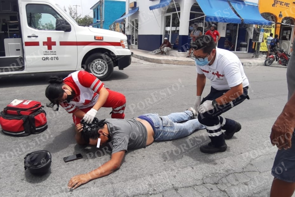 Paramédicos de la Cruz Roja atendieron al motociclista lesionado tras un accidente vehicular en el Centro de Cozumel