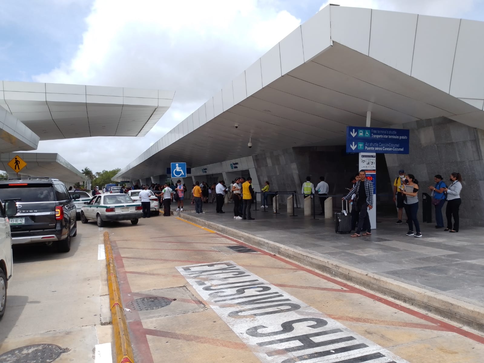 El aeropuerto de Cancún es el que más tráfico aéreo registra de entre los tres existentes en Quintana Roo, que se localizan en Cozumel y Chetumal El aeropuerto de Cancún es el que más tráfico aéreo registra de entre los tres existentes en Quintana Roo, que se localizan en Cozumel y Chetumal