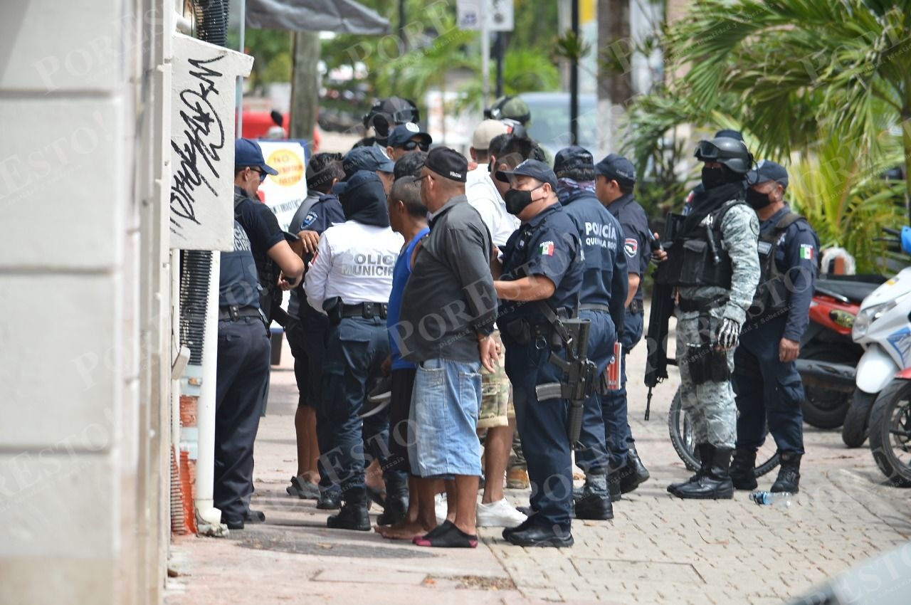 13 hombres fueron detenidos durante el cateo en el lugar. Foto: Por Esto!