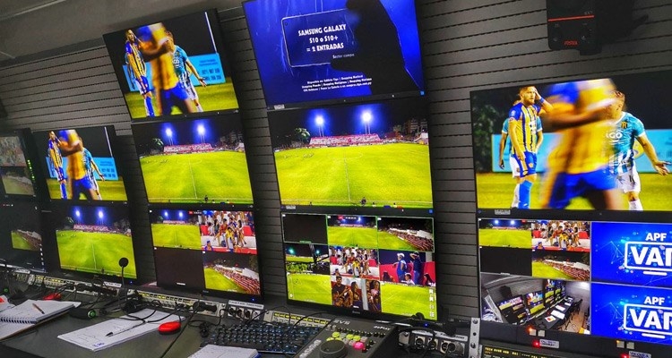 Después de que el árbitro haya confirmado la decisión de fuera de juego se creará una animación de repetición que se mostrará en el estadio y en la televisión