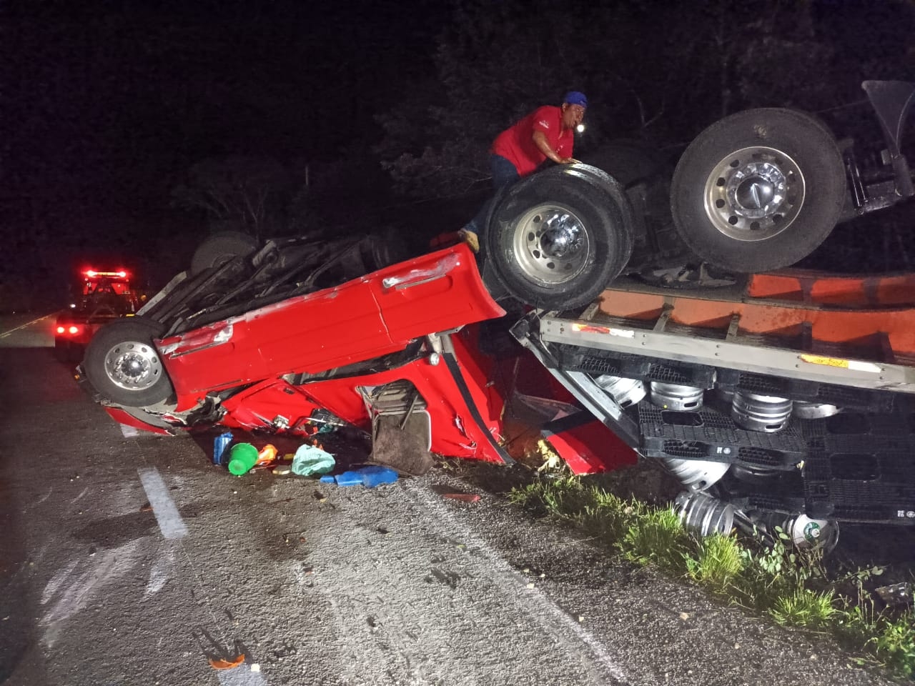 La pesada unidad fue retirada de la carretera Tulum-Carrillo Puerto y trasladada al corralón federal, donde el conductor deberá realizar los trámites correspondientes para su entrega La pesada unidad fue retirada de la carretera Tulum-Carrillo Puerto y trasladada al corralón federal, donde el conductor deberá realizar los trámites correspondientes para su entrega