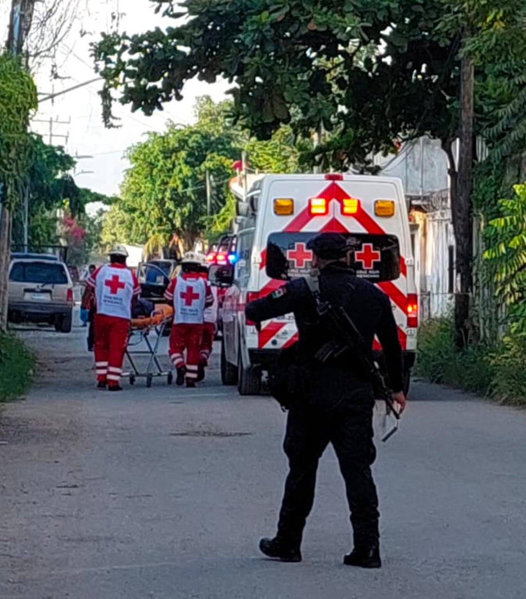 Al lugar también llegaron elementos de la Cruz Roja para atender a la persona, pero fue demasiado tarde