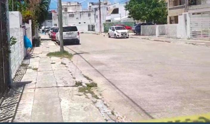 El lugar fue acordonado para evitar la entrada de curiosos que puedan ensuciar el área del crimen El lugar fue acordonado para evitar la entrada de curiosos que puedan ensuciar el área del crimen