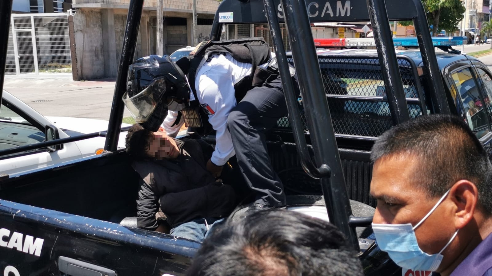 Así desmayado, el joven fue subido a la patrulla para ser trasladado a lo separos Así desmayado, el joven fue subido a la patrulla para ser trasladado a lo separos