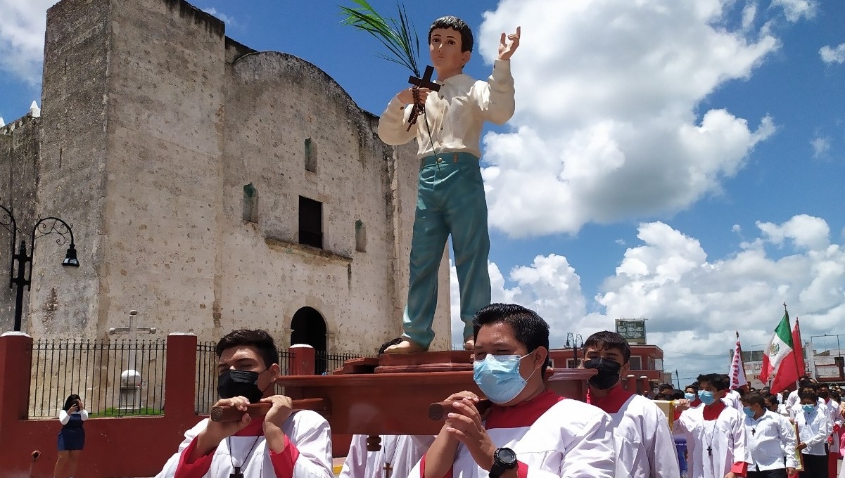 Los monaguillos hicieron el recorrido con San José Luis Sánchez. Foto: Luis Manuel Pech