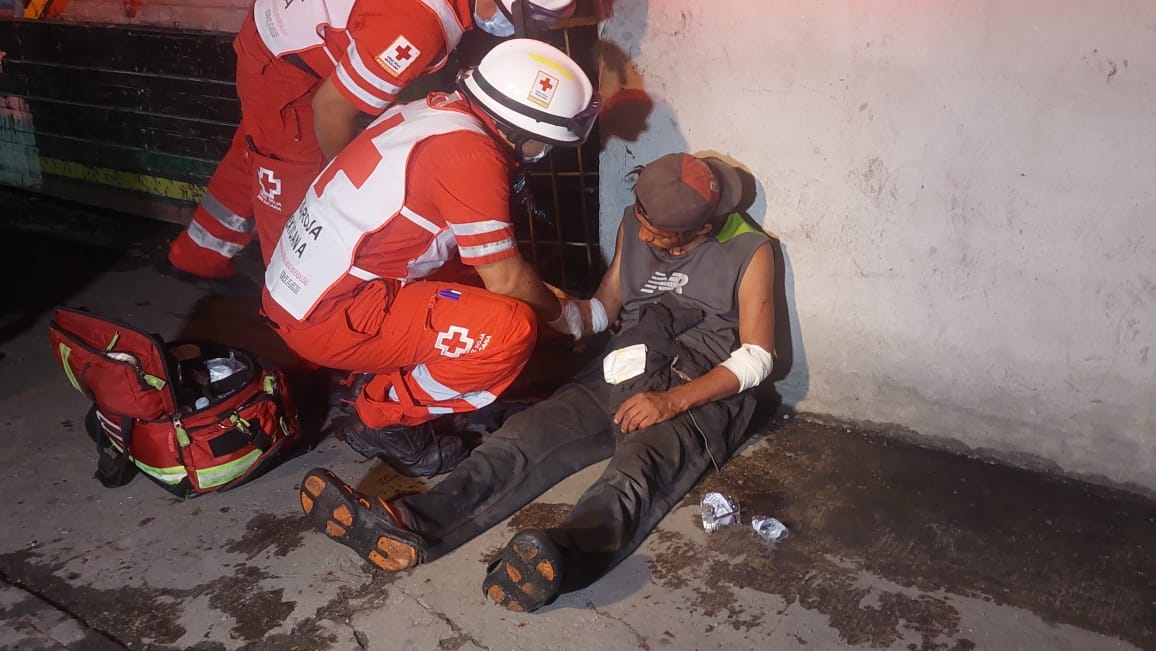El hombre se negó a ser trasladado al hospital por temor a ser detenido por los policías