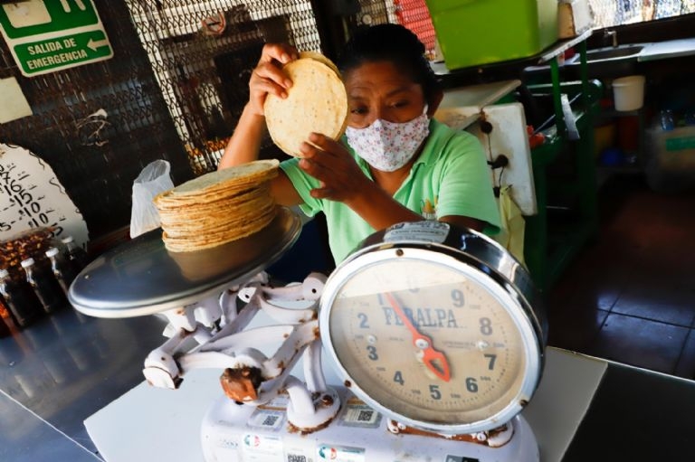 En zonas como el municipio de Felipe Carrillo Puerto, el precio del kilo de tortilla encareció debido a que las tortillerías debían pagar más por los insumos para su elaboración