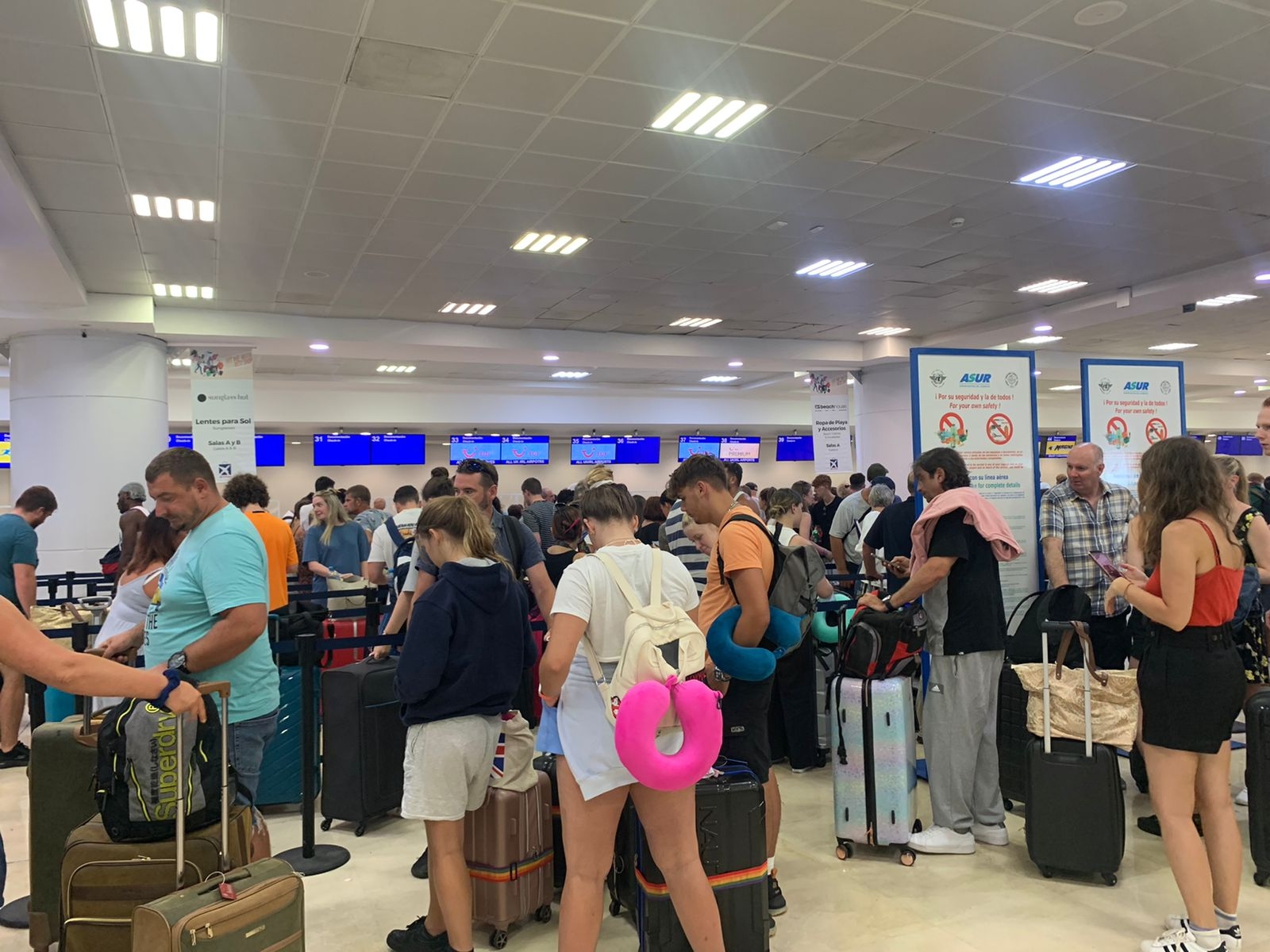 Por la falta de personal, se hizo una larga fila en el módulo de TUI Fly Belgium en el Aeropuerto Internacional de Cancún Por la falta de personal, se hizo una larga fila en el módulo de TUI Fly Belgium en el Aeropuerto Internacional de Cancún