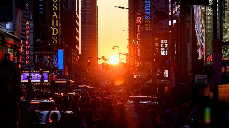El Manhattanhenge ocurre unas tres semanas antes del solsticio y luego unas tres semanas después El Manhattanhenge ocurre unas tres semanas antes del solsticio y luego unas tres semanas después