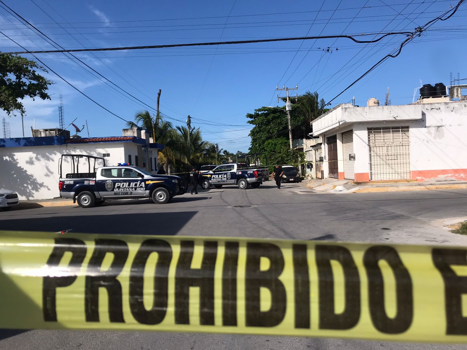 Las patrullas policiacas bloquearon la calle que da a la vivienda de la mujer asesinada a balazos mientras estaba con su hijo en la Región 227 de Cancún Las patrullas policiacas bloquearon la calle que da a la vivienda de la mujer asesinada a balazos mientras estaba con su hijo en la Región 227 de Cancún