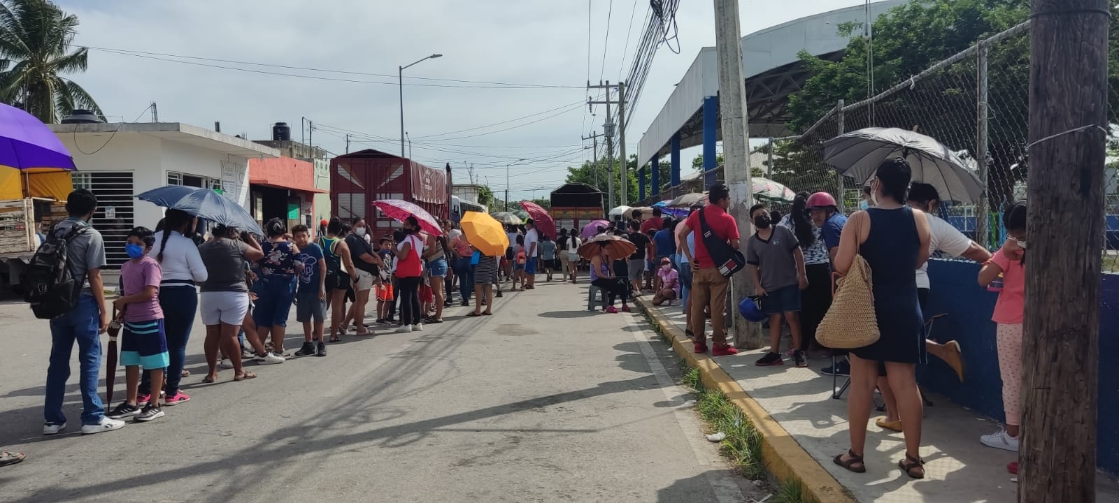 La fila en el acceso de la Unidad Deportiva de la colonia Colosio en Playa del Carmen, sede de la vacunación contra el COVID-19 de menores de cinco a 11 años, lució con más de mil personas La fila en el acceso de la Unidad Deportiva de la colonia Colosio en Playa del Carmen, sede de la vacunación contra el COVID-19 de menores de cinco a 11 años, lució con más de mil personas