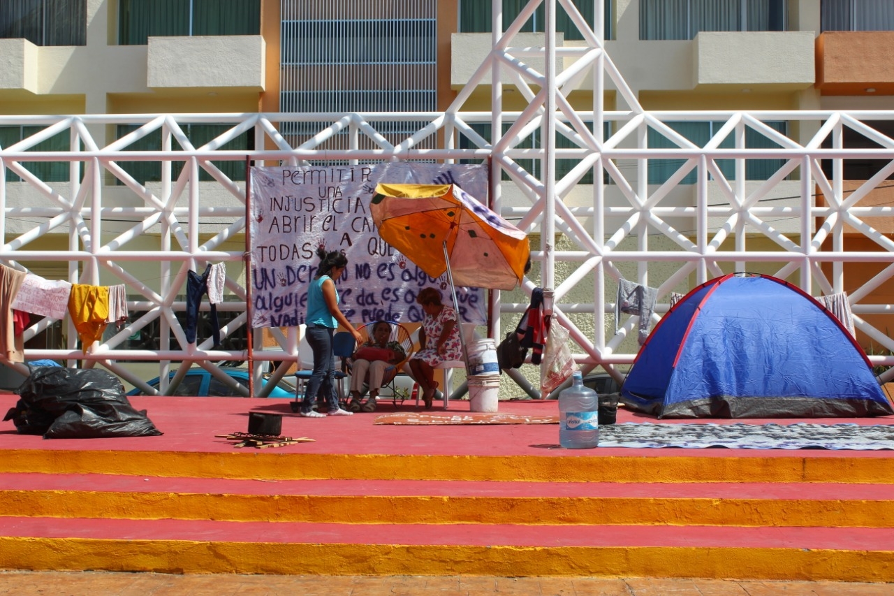 La titular del Instituto de la Mujer del Estado de Campeche acudió al lugar para dialogar con la manifestante La titular del Instituto de la Mujer del Estado de Campeche acudió al lugar para dialogar con la manifestante