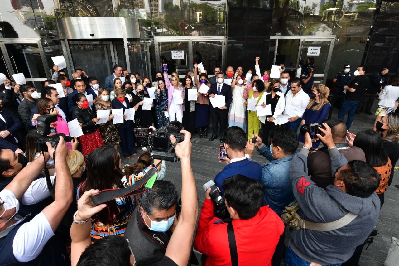 El dirigente del PRI estuvo acompañado de las diputadas inconformes