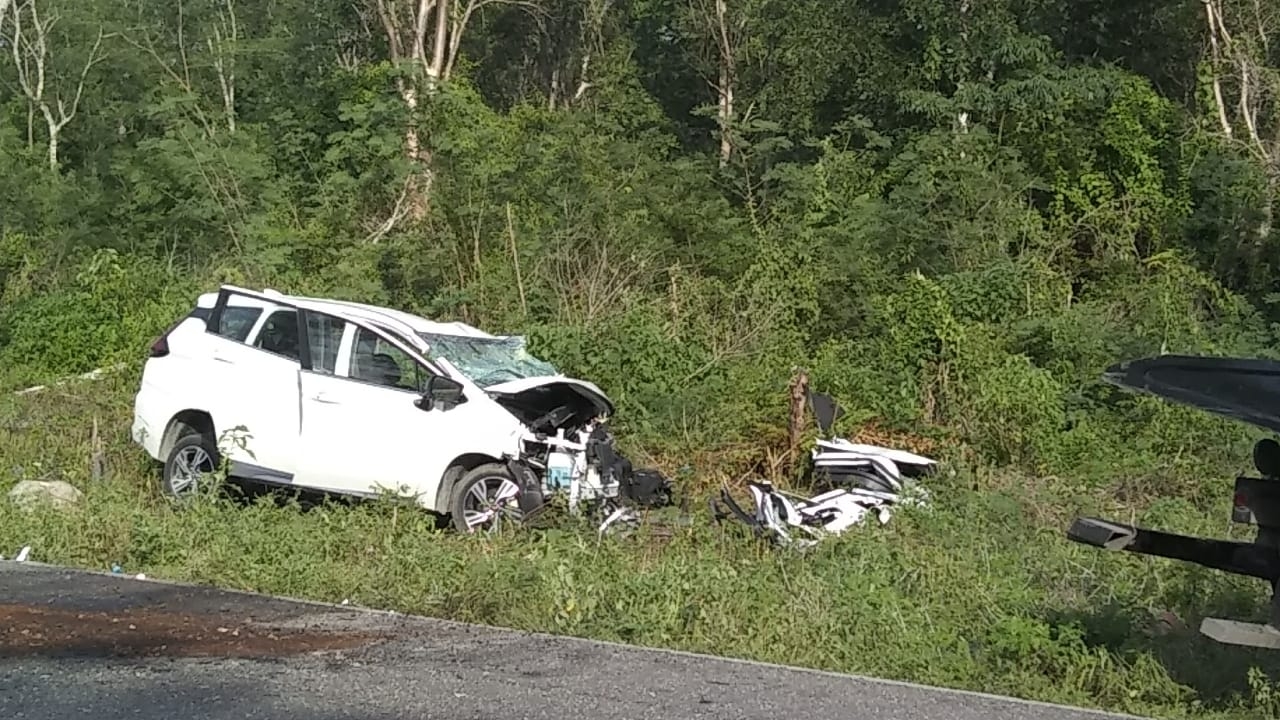 El auto quedó con graves daños tras el choque El auto quedó con graves daños tras el choque
