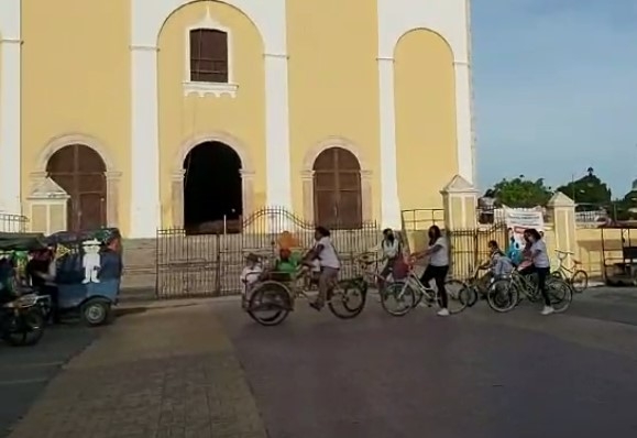 Los jóvenes llevaron todo tipo de bicicletas para el recorrido. Foto: Captura Los jóvenes llevaron todo tipo de bicicletas para el recorrido. Foto: Captura