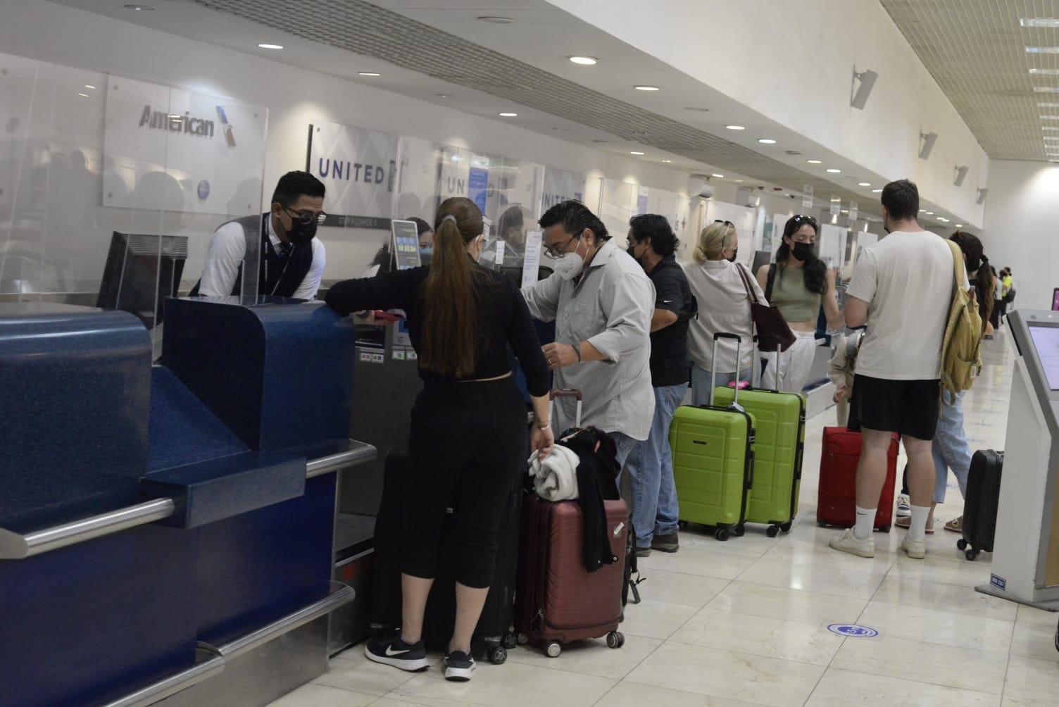 El primer vuelo que llegó es el 'madrugador' de Volaris de la ruta México-Mérida que llegó a las 02:50 horas