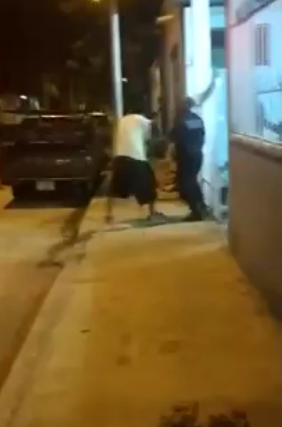 En un video de más de dos minutos se observa al policía forcejear con el vecino