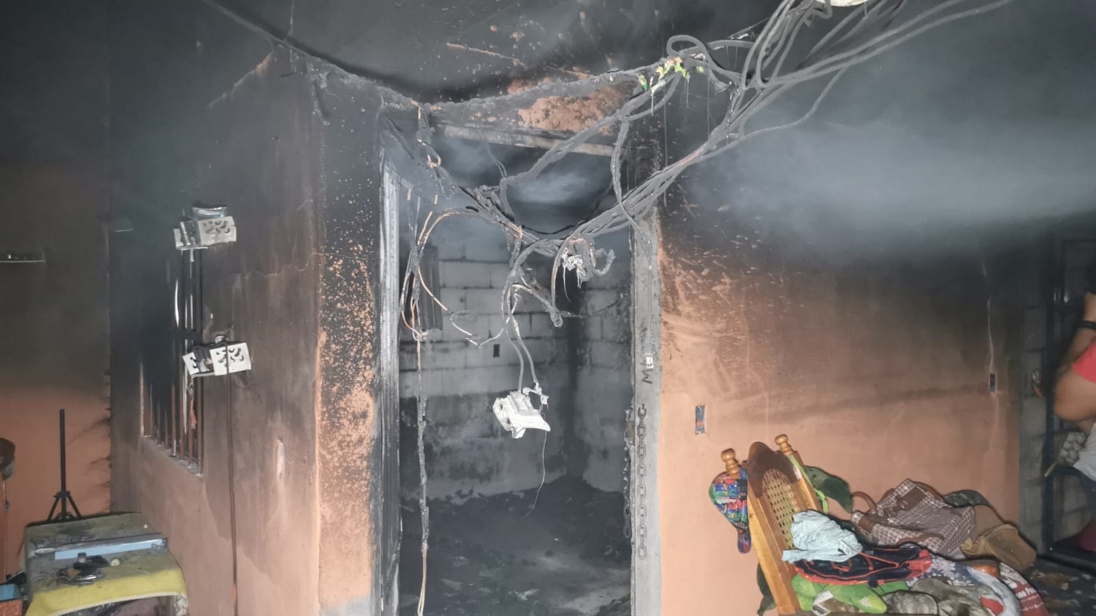 El hombre roció gasolina al inmueble con la víctima adentro