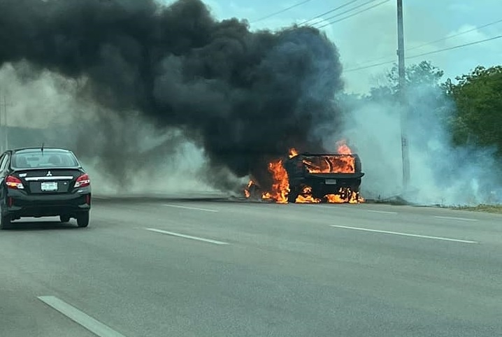 Al lugar llegaron elementos de bomberos y de la SSP para auxiliar a los tripulantes