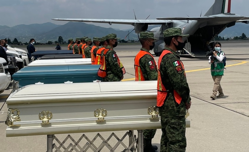 Cuerpos de ocho mexicanos muertos en tráiler en Texas, llegan a México