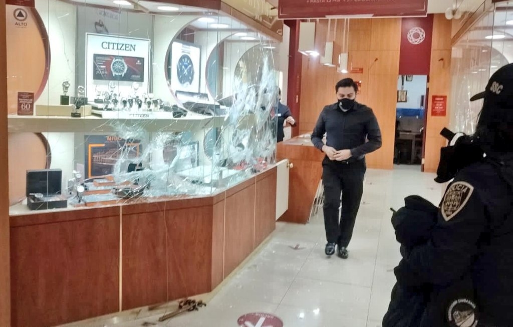 Ladrones llegan con mazos y roban joyería en Plaza Lindavista Ladrones llegan con mazos y roban joyería en Plaza Lindavista